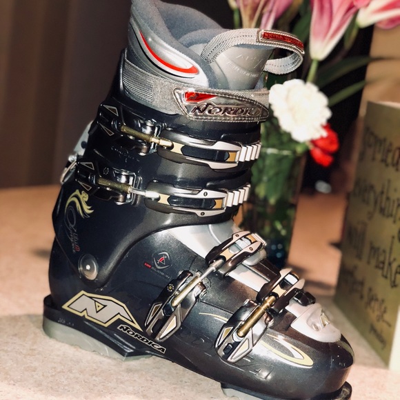 Women’s Nordica comfort ski boots 26.5